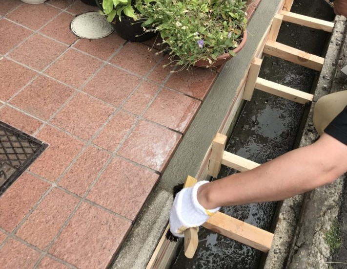 表面を水はけで刷毛引きしガラを付けます。