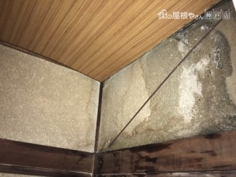 外壁に雨染みが出来ている様子