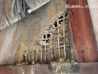 外壁が雨漏りで崩れてきている様子