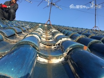 瓦の隙間がコーキングで埋まっている