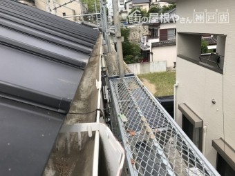 軒先の様子。唐草につかませています。