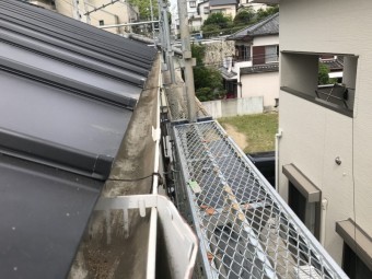 軒先の様子。唐草につかませています。