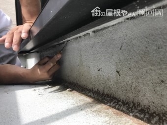 掃き出し窓の下、隙間が空いています。