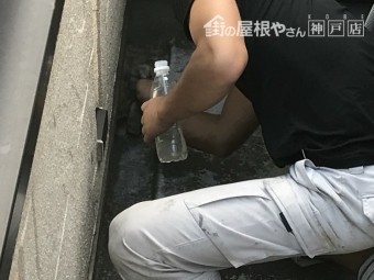アセトンで拭き、表面のパラフィンを取り除いていきます。