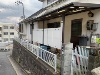 足場を立てるための波板を撤去しなければいけません