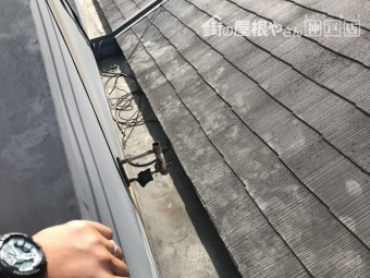 スレート葺きの屋根、苔の繁殖により足跡がくっきりと見えます。
