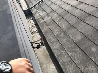 スレート葺きの屋根、苔の繁殖により足跡がくっきりと見えます。