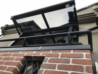 ベランダテラスのポリカ製パネルの設置