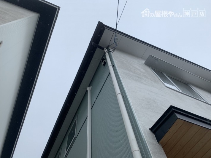 雨樋から水が落ちてきています。
