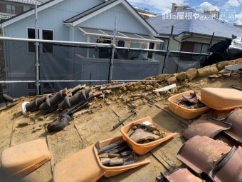 神戸市北区 屋根葺き替え 屋根材を撤去していきます。