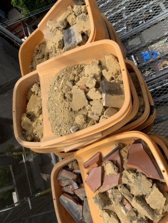 屋根葺き替え前に屋根の葺き土を撤去します。
