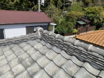 釉薬瓦葺きの寄棟屋根