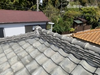 釉薬瓦葺きの寄棟屋根