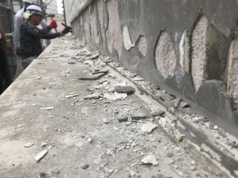 壁内の庇板金の納まり