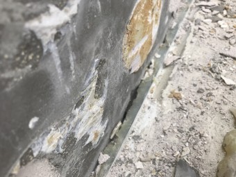 壁と板金の取り合いにはコーキングに隙間があり、雨が入り込む形になっていました。