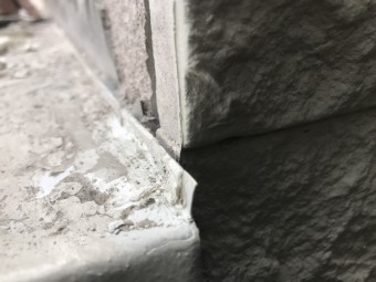 庇板金の立ち上げが小さすぎます。
