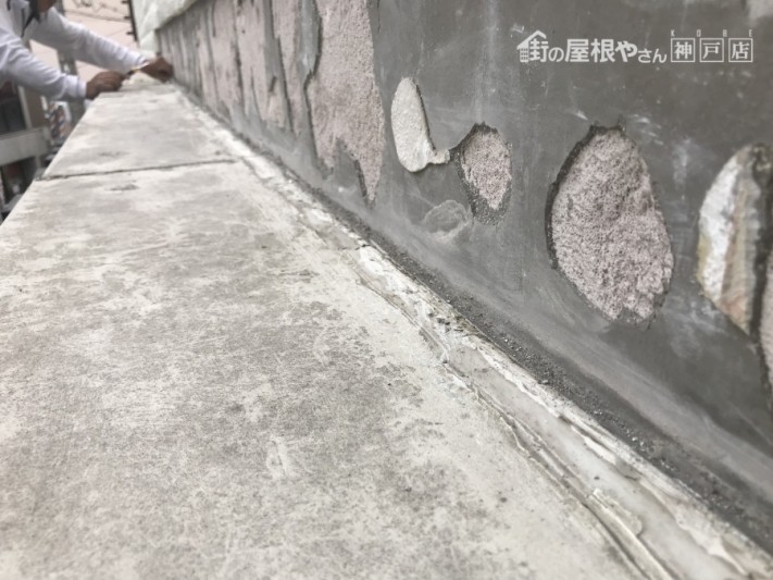 清掃し立ち上げをサンダーでカット