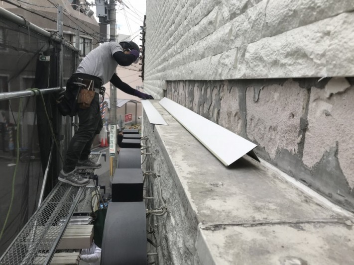 唐草水切りを、屋根の端につけていきます。
