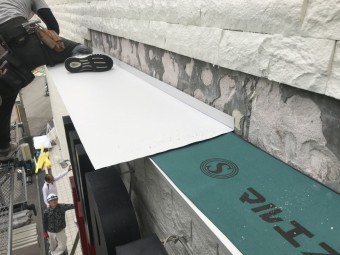 立ち上げ30mmの庇板金の取付