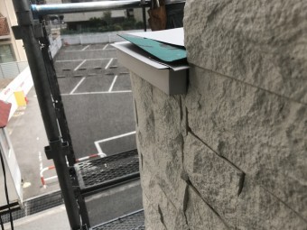 しっかりと防水シートを挟み込んでいきます。