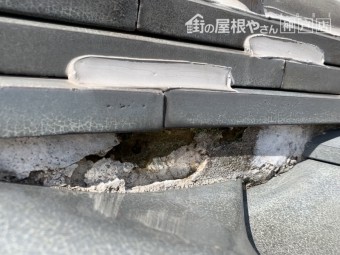 熨斗瓦の隙間から入り込んだ雨水により、中の土が濡れ、漆喰が剥離しています。