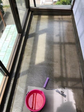 ベランダ防水工事で下塗りプライマー塗布