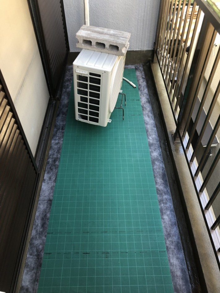 ベランダ防水工事で通気緩衝シート施工