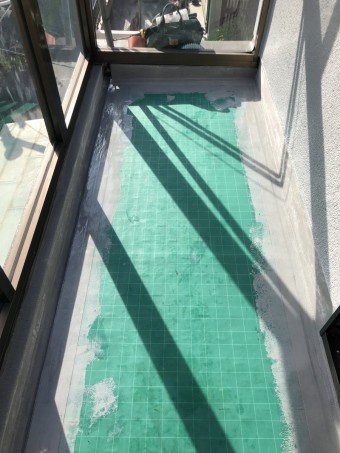 ベランダ防水工事で立上り部分は先に硬いウレタン材を塗布します。