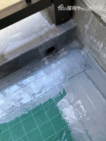 神戸市長田区 ベランダ防水工事 立上り部分のウレタン塗布