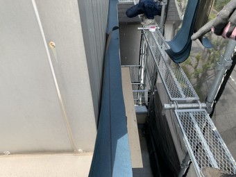 土台水切りにルーフィングを敷き込みます。