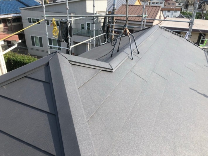 屋根葺き替えでスーパーガルテクト葺き完成