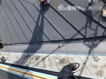 神戸市北区 屋根葺き替え 谷板金の施工