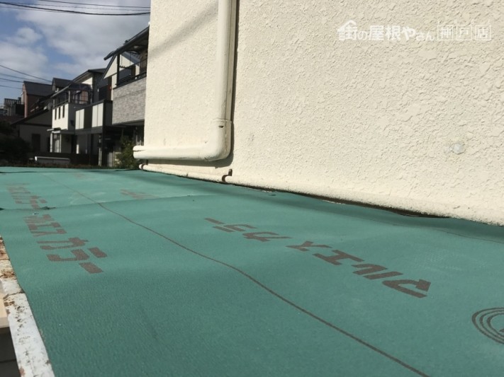 庇板金の上に縁切りの役割でルーフィングを張ります。