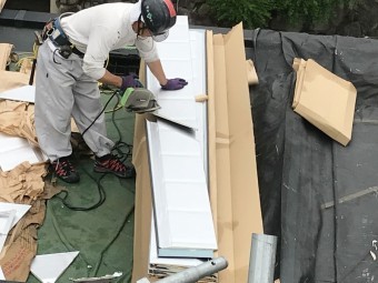 スーパーガルバリウム鋼板ガルテクト葺き ガルテクトをカット