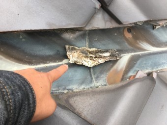 瓦屋根の漆喰の剥がれが谷板金に落ちています