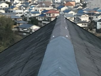 飛んでいない既存の棟板金の部分は上からビス打ち行い固定しなおしました。