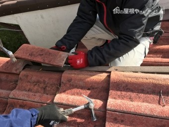 ケラバの袖瓦を捲ります