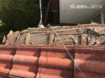 屋根下地のケラバ部分はかなり腐食している状態です。