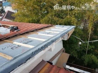 ケラバは、ルーフィングで覆い、雨水の浸入を極力防ぎます。