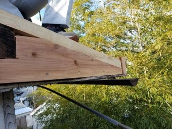 破風下地を作ります。電線の引き込みのアンカーを縁直すため、しっかりとした下地を組み直します。