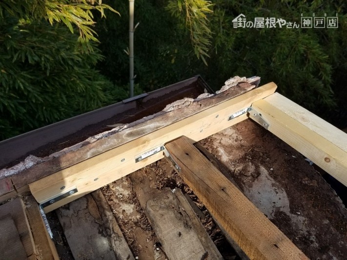 軒先も木を入れ軒樋の固定場所を作ります。