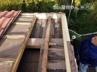 軒先、垂木を増し打ちして丈夫に組み直しました。