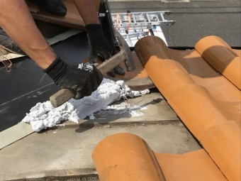 谷際に瓦の高さを固定するためのなんばんを積んでいきます!