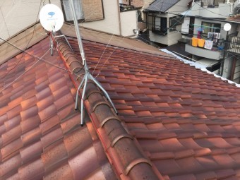 雨漏りが発生している家屋、棟ののし瓦のズレ