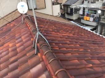 雨漏りが発生している家屋、棟ののし瓦のズレ