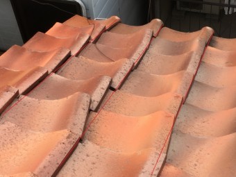 水が漏れている屋根の釉薬瓦のズレ