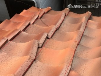 水が漏れている屋根の釉薬瓦のズレ