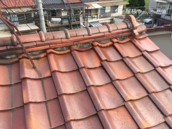 大棟の下の面戸の漆喰が黒ずんでいる様子