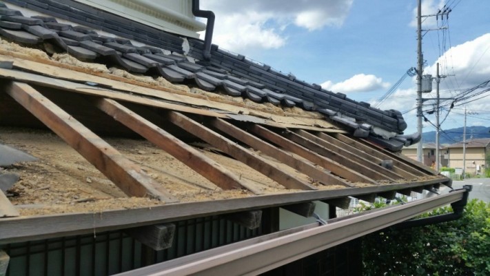 伊丹市庇下地の野地板を捲ります