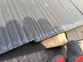 下地の防水シートが破れてしまっています